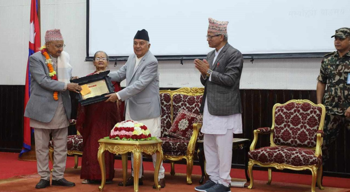 राष्ट्रपतिद्वारा वरिष्ठ समालोचक प्रा.डा.त्रिपाठीलाई राष्ट्रकवि माधव घिमिरे पुरस्कार प्रदान